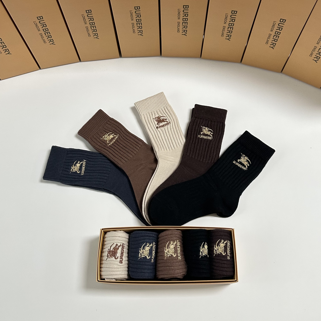 💛配包装 Burberry （巴宝莉）新款羊绒刺绣中长款堆堆袜袜子！一盒五双， 专柜同步筒款袜子，💛大牌出街，潮人必备🔥