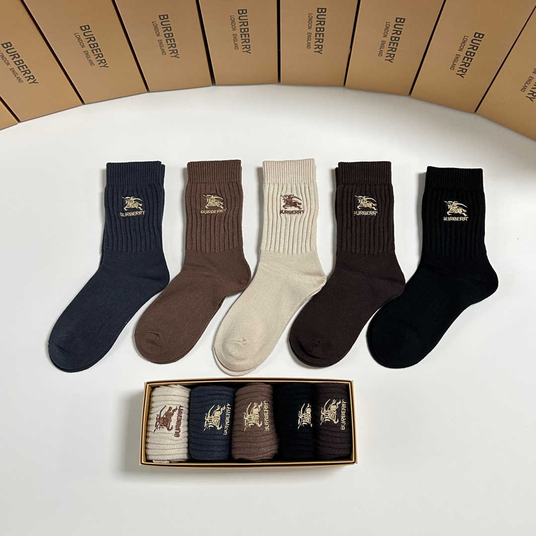 💛配包装 Burberry （巴宝莉）新款羊绒刺绣中长款堆堆袜袜子！一盒五双， 专柜同步筒款袜子，💛大牌出街，潮人必备🔥