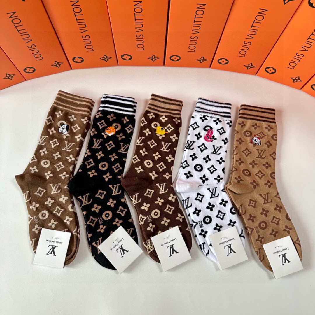 💛配专柜包装 LV（路易威登）新款中长款动物刺绣堆堆袜袜子！一盒五双，专柜同步筒袜袜子，💛大牌出街，潮人必备🔥超好搭