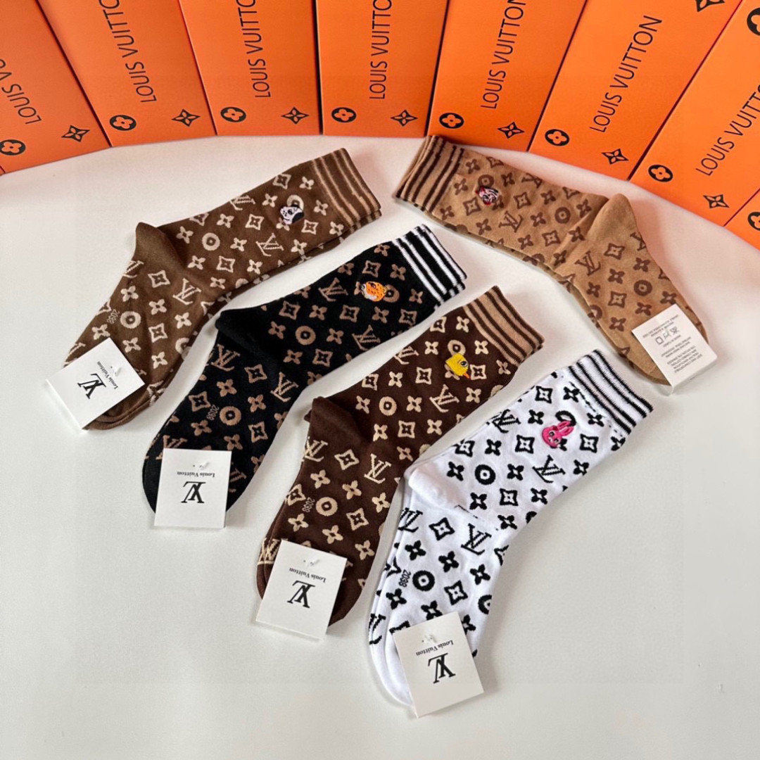 💛配专柜包装 LV（路易威登）新款中长款动物刺绣堆堆袜袜子！一盒五双，专柜同步筒袜袜子，💛大牌出街，潮人必备🔥超好搭