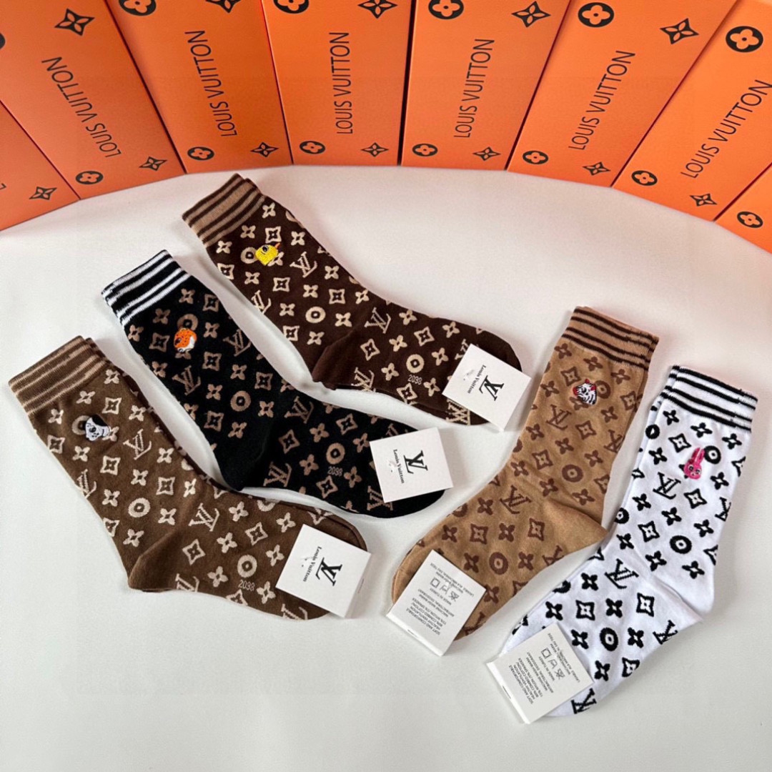 💛配专柜包装 LV（路易威登）新款中长款动物刺绣堆堆袜袜子！一盒五双，专柜同步筒袜袜子，💛大牌出街，潮人必备🔥超好搭