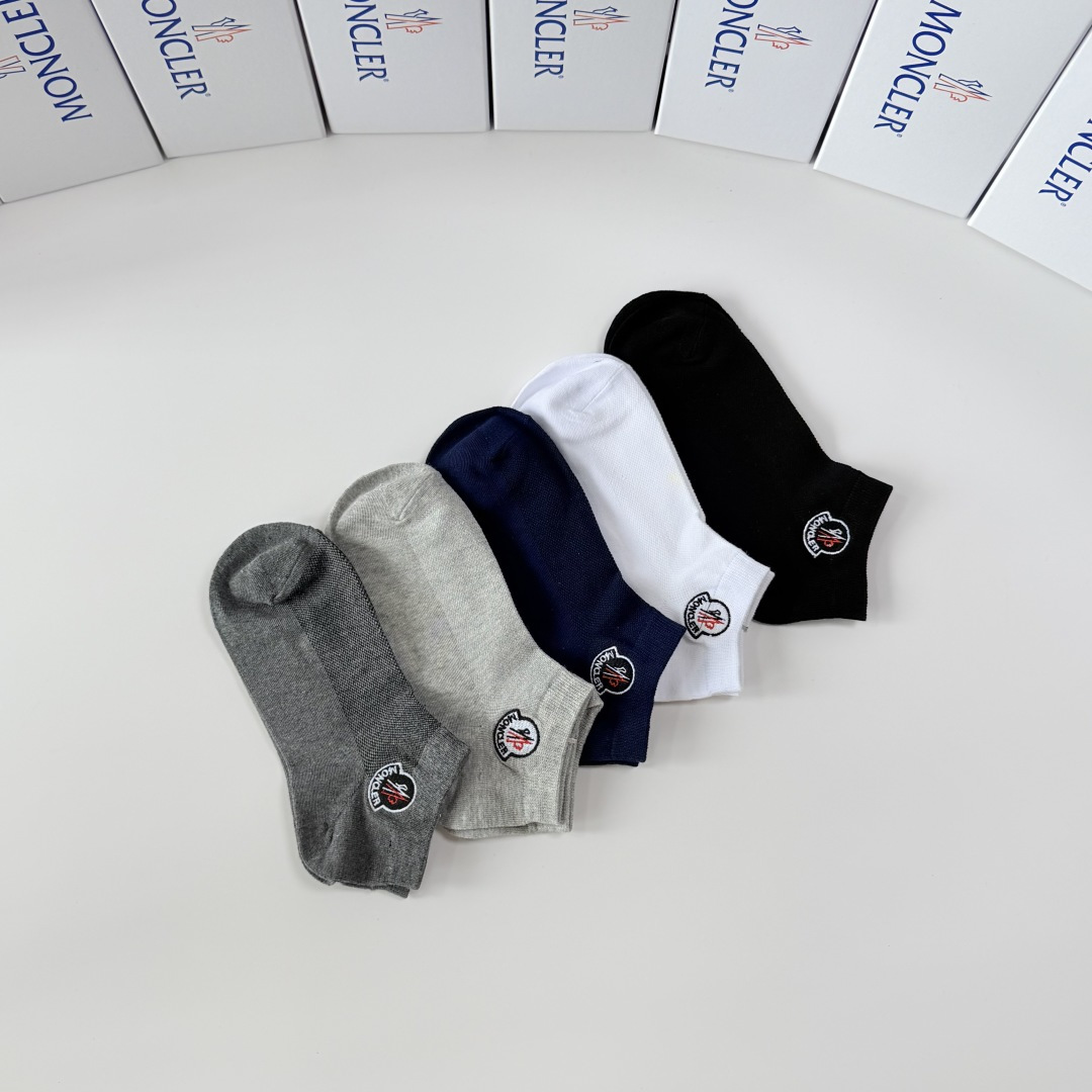 💛配包装 MONCLER（蒙口）新款经典刺绣中短款堆堆袜袜子！一盒五双， 专柜同步筒袜袜子，💛大牌出街，潮人必备🔥超好搭