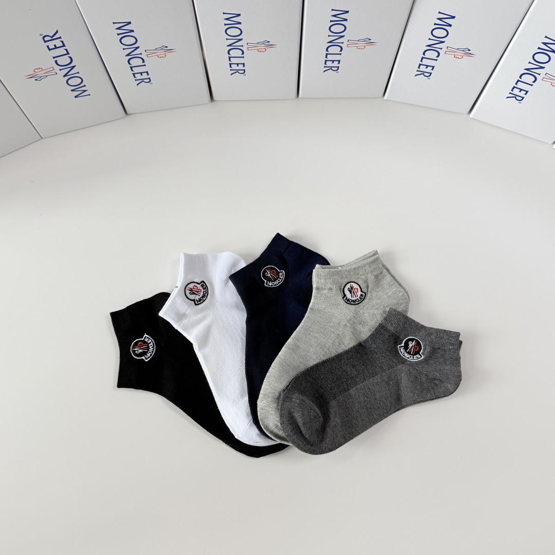 💛配包装 MONCLER（蒙口）新款经典刺绣中短款堆堆袜袜子！一盒五双， 专柜同步筒袜袜子，💛大牌出街，潮人必备🔥超好搭