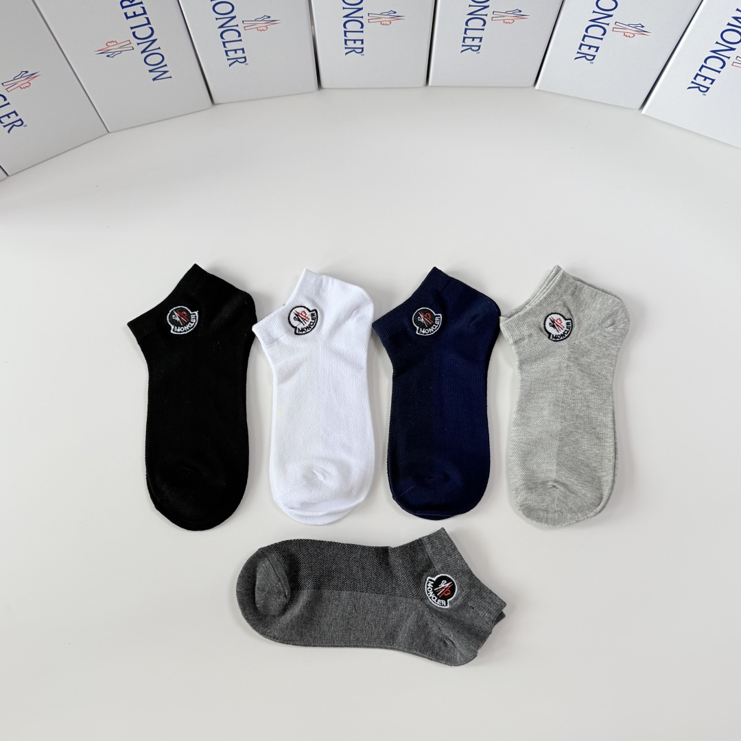 💛配包装 MONCLER（蒙口）新款经典刺绣中短款堆堆袜袜子！一盒五双， 专柜同步筒袜袜子，💛大牌出街，潮人必备🔥超好搭