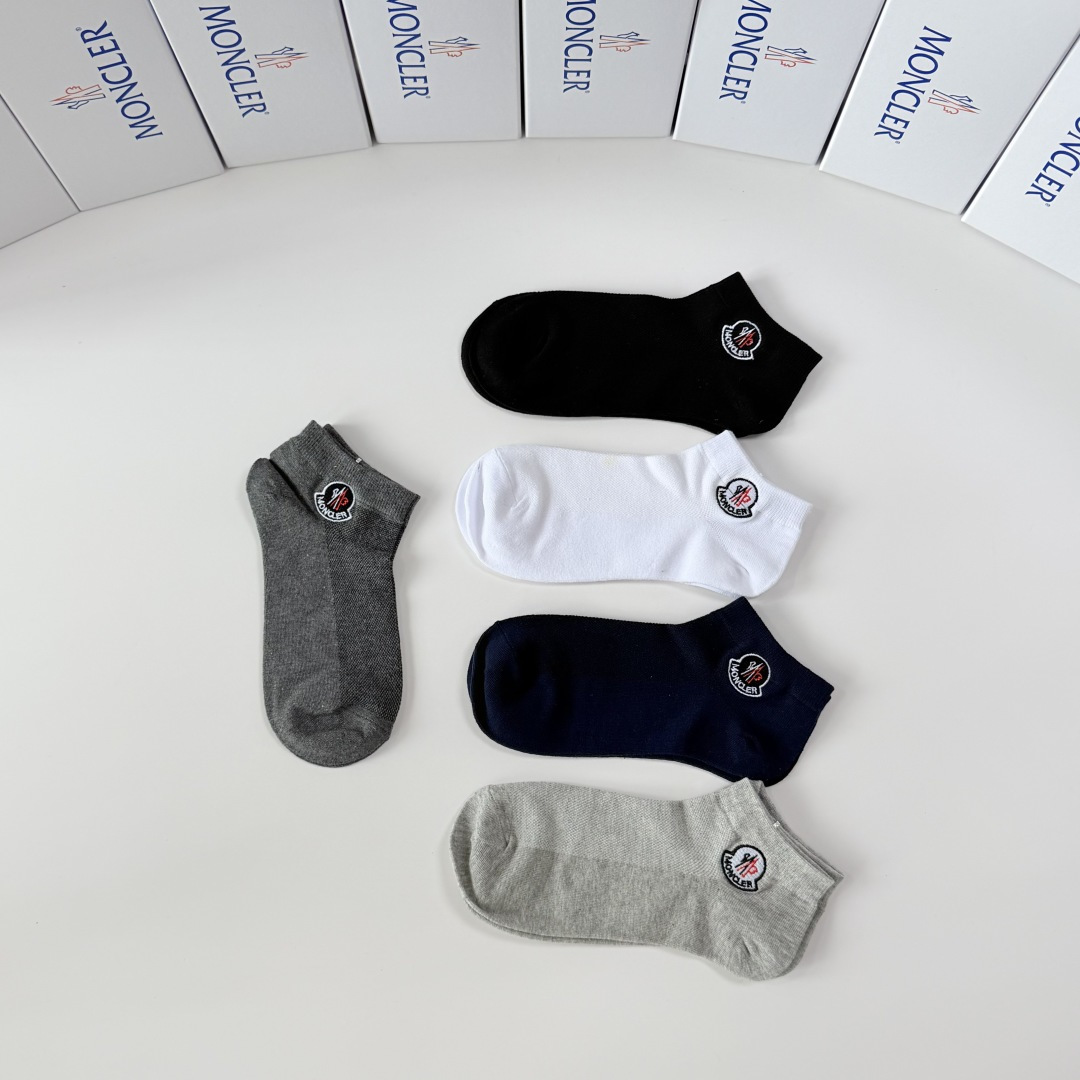 💛配包装 MONCLER（蒙口）新款经典刺绣中短款堆堆袜袜子！一盒五双， 专柜同步筒袜袜子，💛大牌出街，潮人必备🔥超好搭