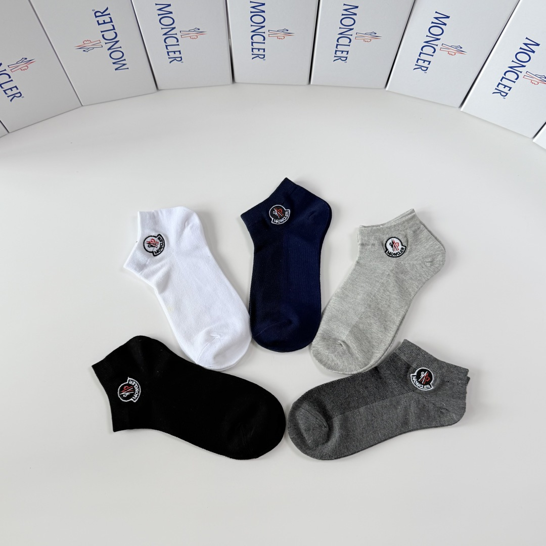 💛配包装 MONCLER（蒙口）新款经典刺绣中短款堆堆袜袜子！一盒五双， 专柜同步筒袜袜子，💛大牌出街，潮人必备🔥超好搭