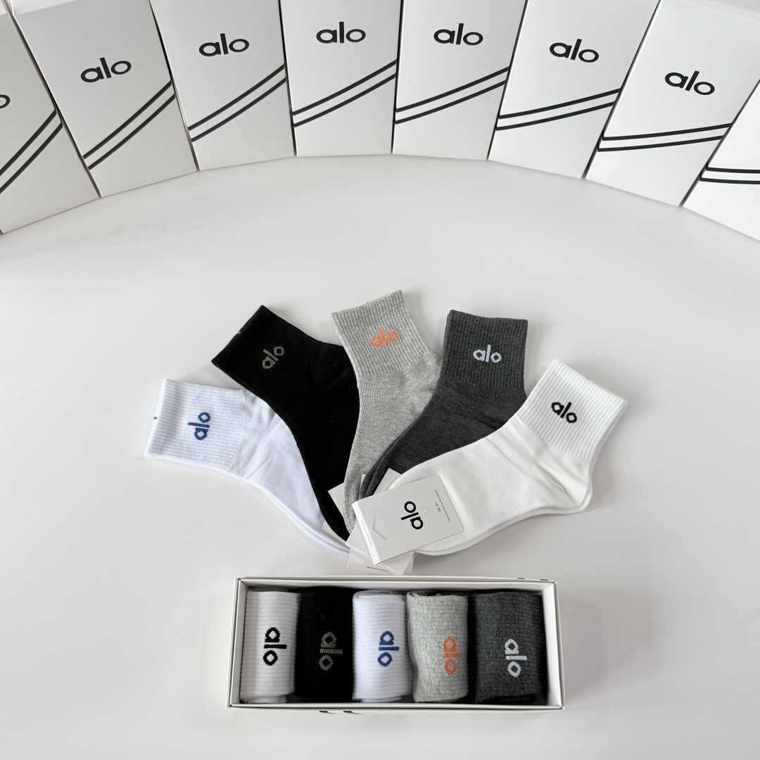 💛配包装 ALO（阿洛）新款中长款堆堆袜袜子！一盒五双， 专柜同步筒款袜子，💛大牌出街，潮人必备🔥超好搭