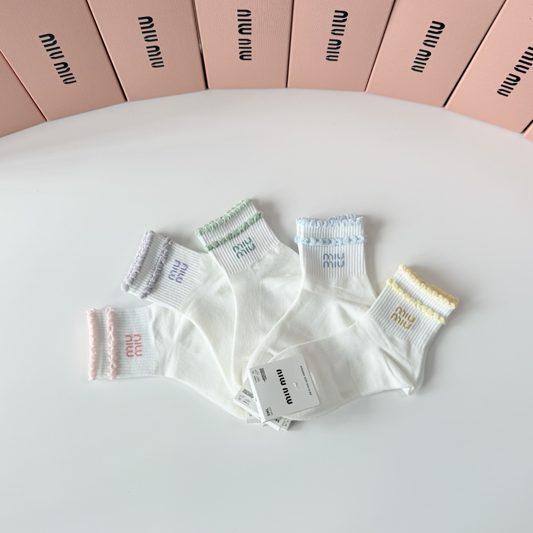 💛配包装 MiuMiu（缪缪）新款中长款堆堆袜袜子！一盒五双， 专柜同步筒款袜子，💛大牌出街，潮人必备🔥超好搭