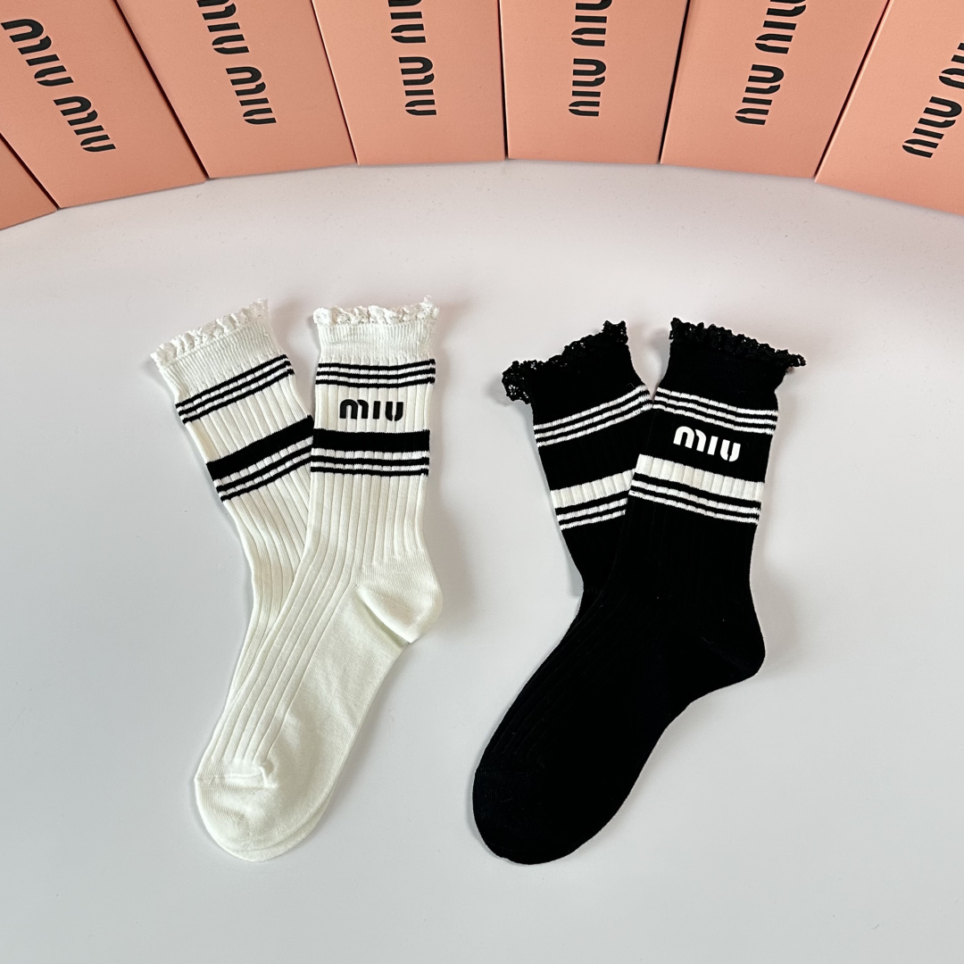 💛配包装 MiuMiu（缪缪）新款经典中长款饰品袜堆堆袜袜子！一盒两双， 专柜同步筒款袜子，💛大牌出街，潮人必备🔥超好搭
