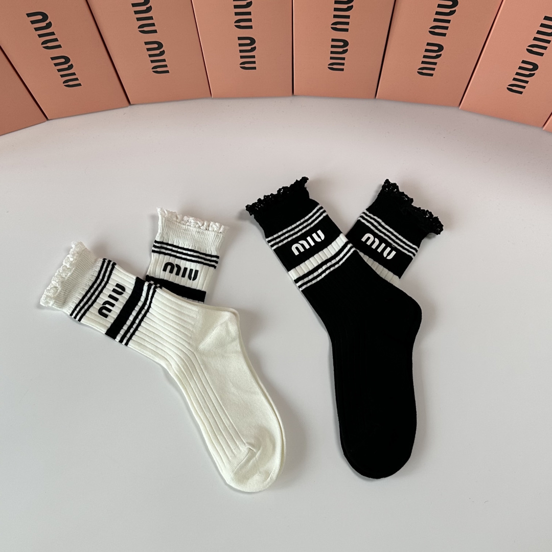 💛配包装 MiuMiu（缪缪）新款经典中长款饰品袜堆堆袜袜子！一盒两双， 专柜同步筒款袜子，💛大牌出街，潮人必备🔥超好搭