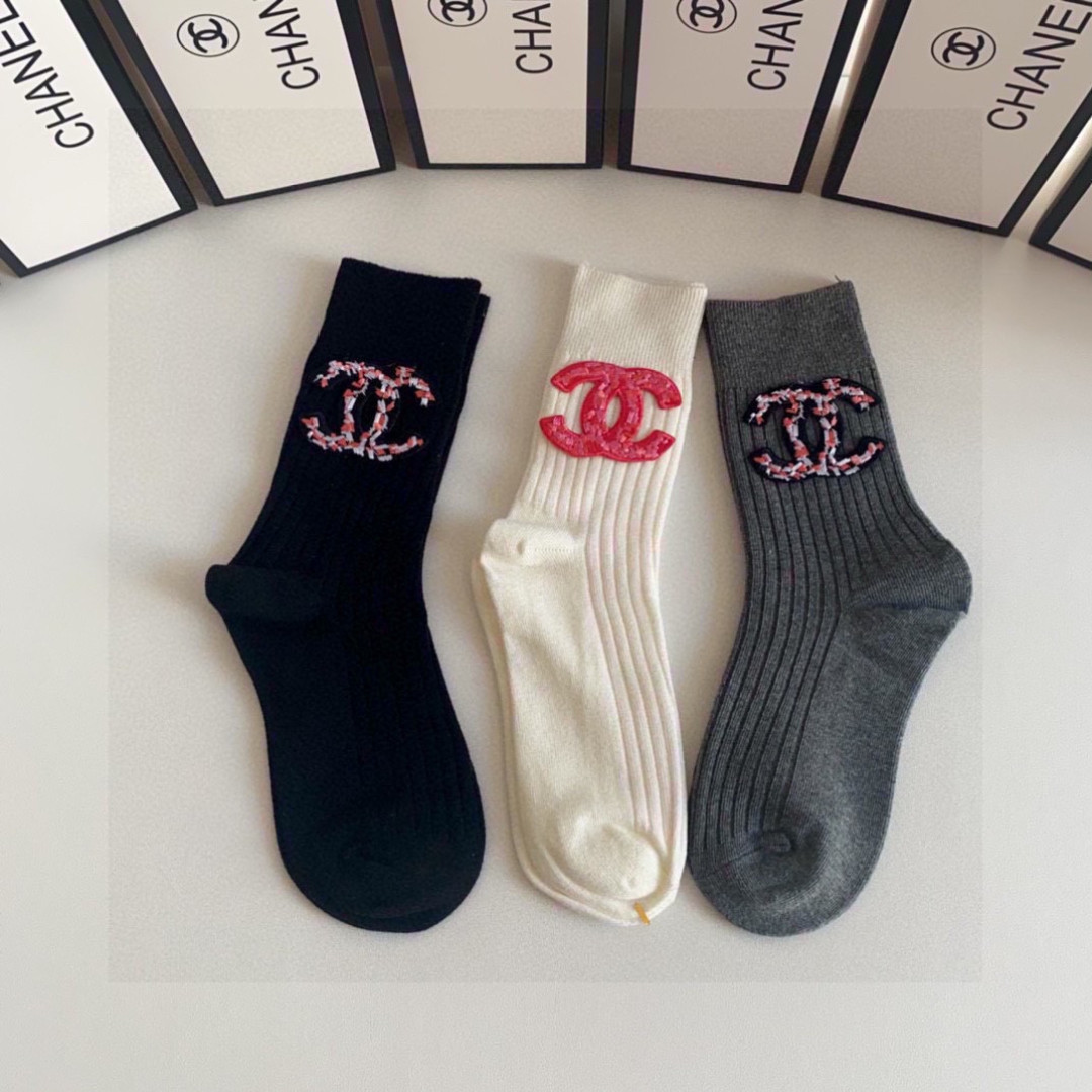 💛配包装 Chanel（香奈儿）新款经典中长款饰品袜堆堆袜袜子！一盒三双， 专柜同步筒款袜子，💛大牌出街，潮人必备🔥超好