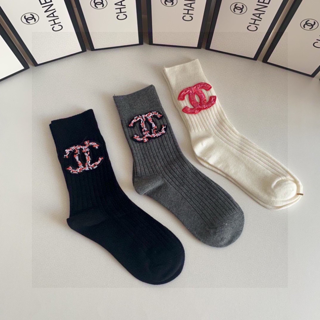 💛配包装 Chanel（香奈儿）新款经典中长款饰品袜堆堆袜袜子！一盒三双， 专柜同步筒款袜子，💛大牌出街，潮人必备🔥超好