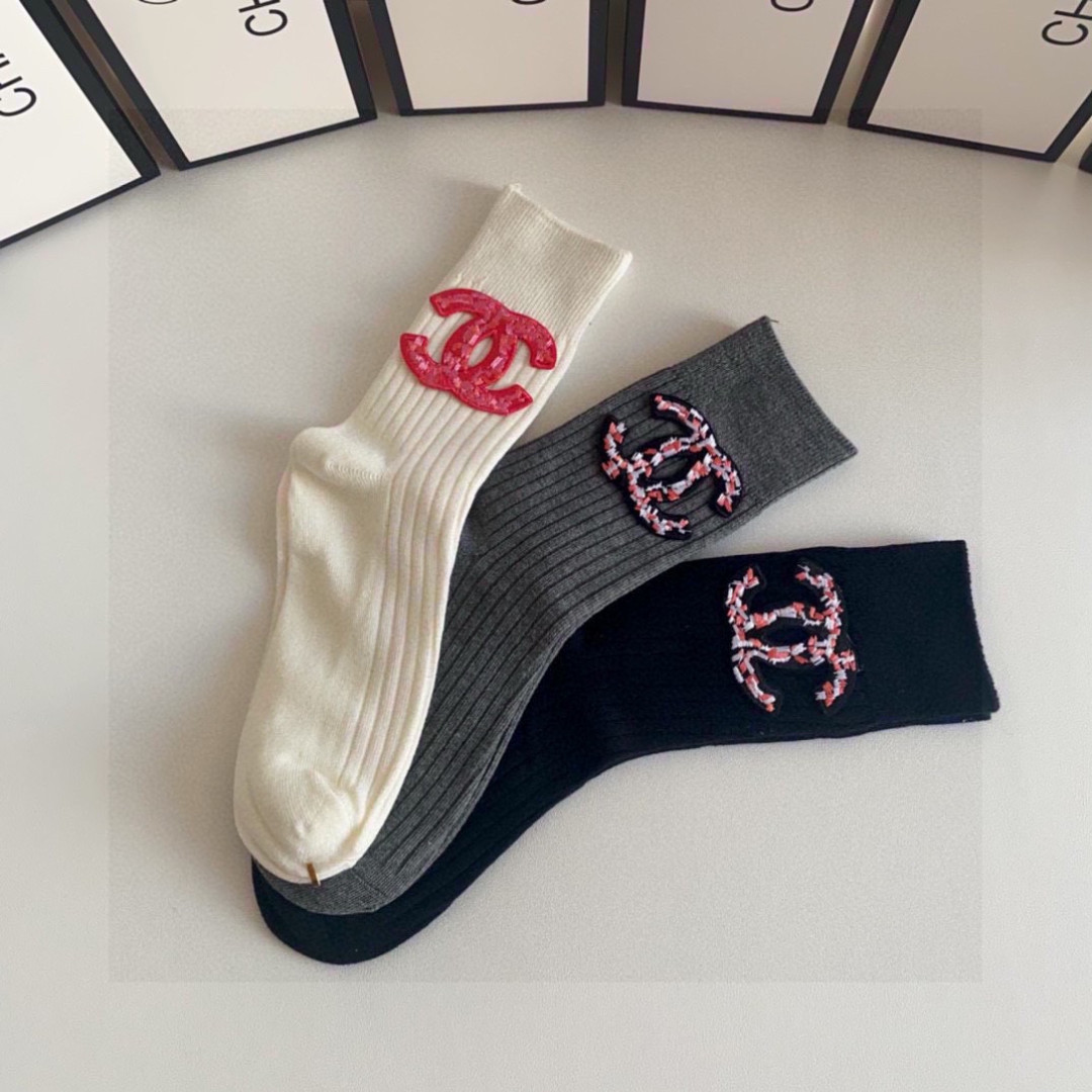 💛配包装 Chanel（香奈儿）新款经典中长款饰品袜堆堆袜袜子！一盒三双， 专柜同步筒款袜子，💛大牌出街，潮人必备🔥超好