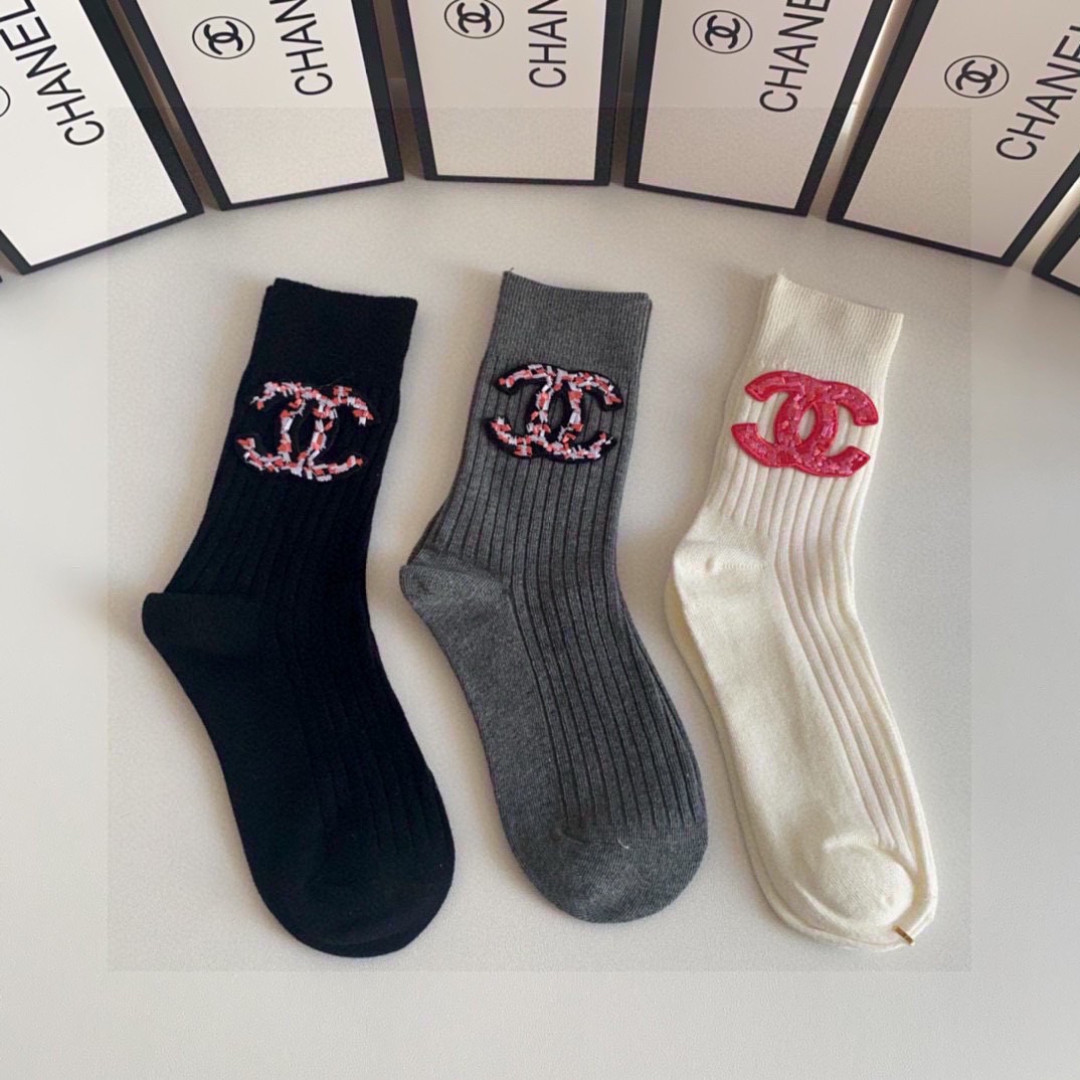 💛配包装 Chanel（香奈儿）新款经典中长款饰品袜堆堆袜袜子！一盒三双， 专柜同步筒款袜子，💛大牌出街，潮人必备🔥超好