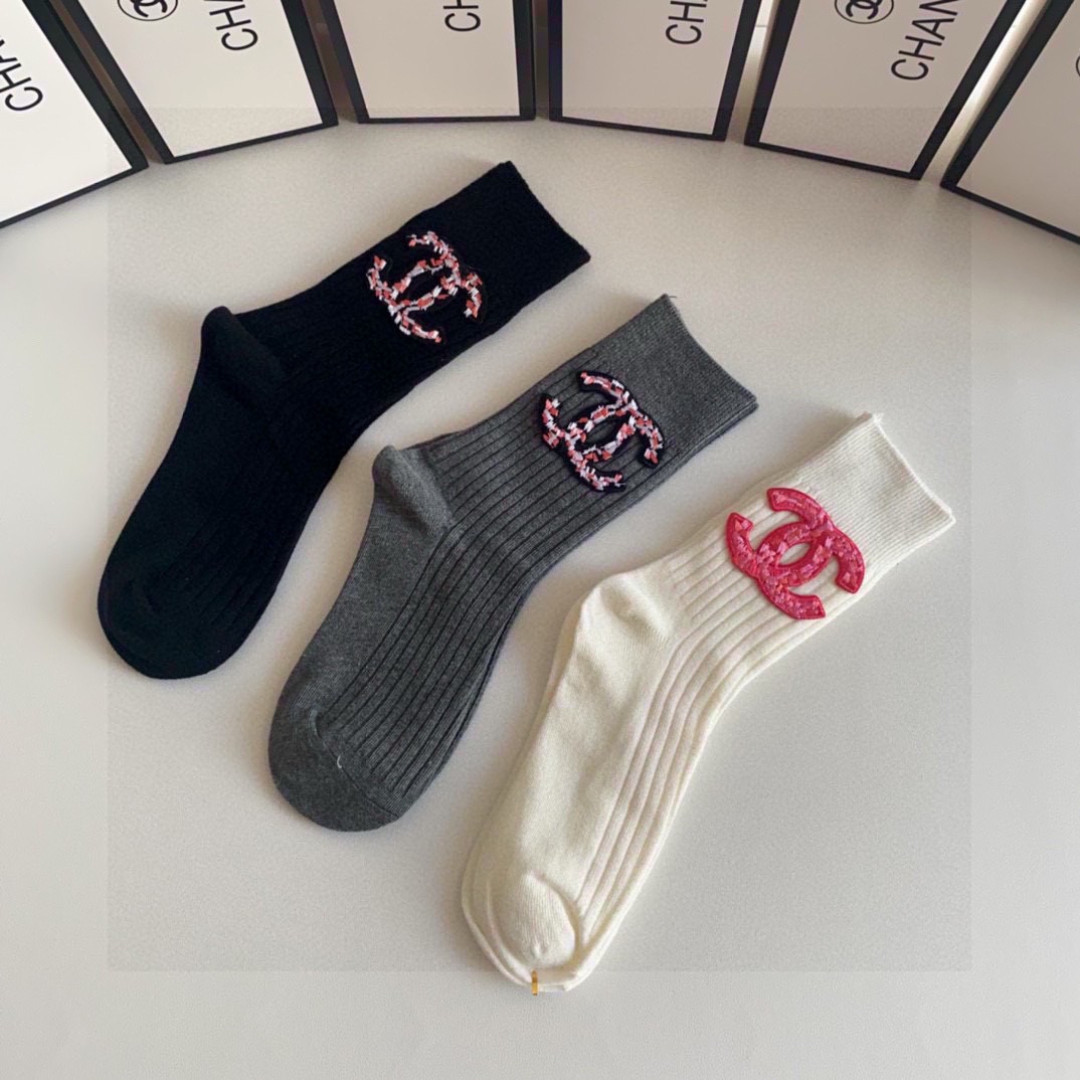 💛配包装 Chanel（香奈儿）新款经典中长款饰品袜堆堆袜袜子！一盒三双， 专柜同步筒款袜子，💛大牌出街，潮人必备🔥超好