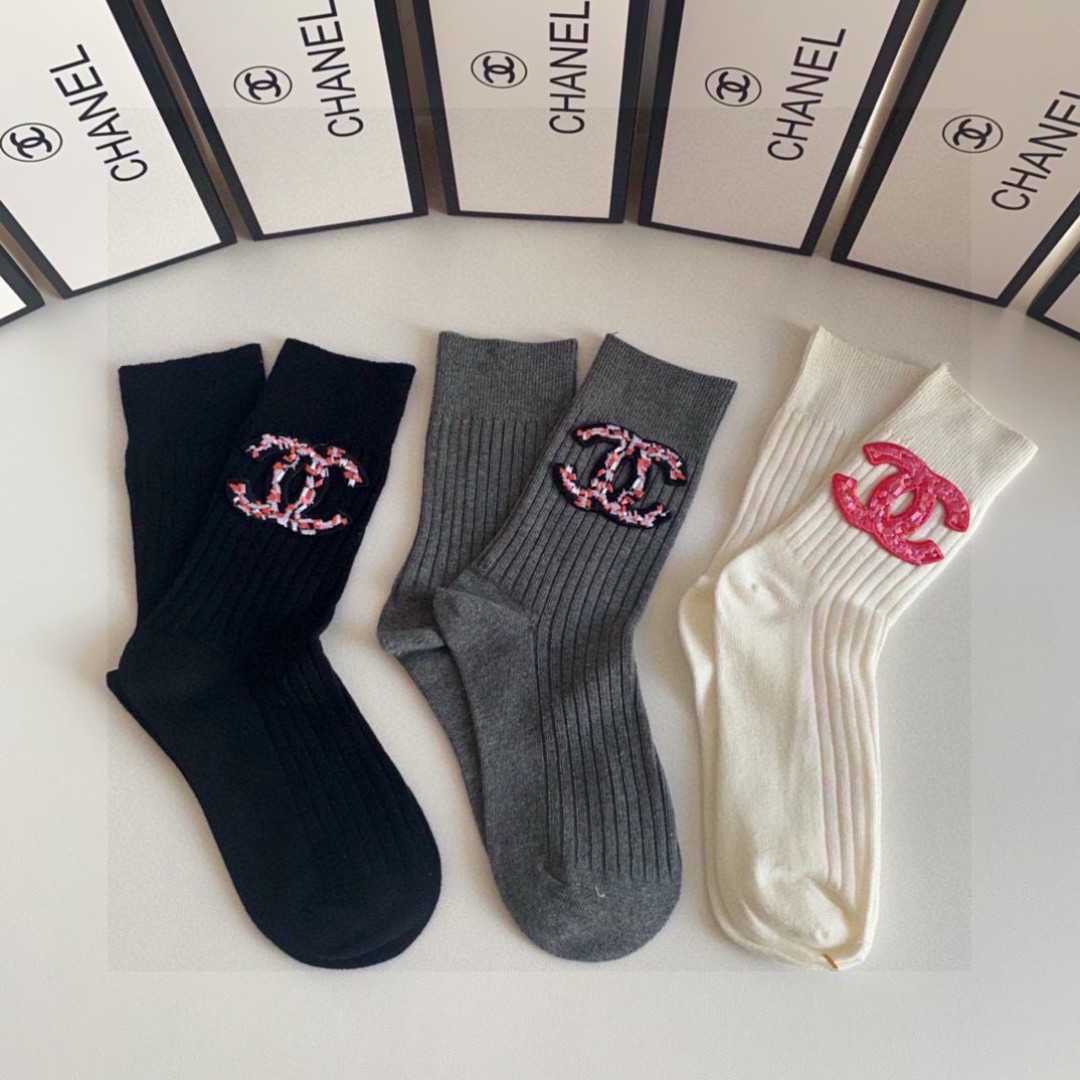 💛配包装 Chanel（香奈儿）新款经典中长款饰品袜堆堆袜袜子！一盒三双， 专柜同步筒款袜子，💛大牌出街，潮人必备🔥超好