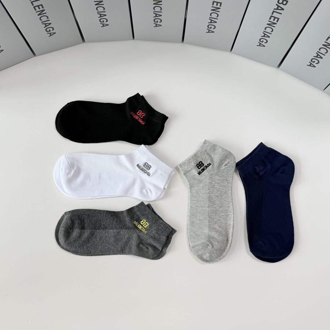 💛配包装 Balenciaga （巴黎世家）新款中短款刺绣堆堆袜袜子！一盒五双， 专柜同步筒款袜子，💛大牌出街，潮人必备