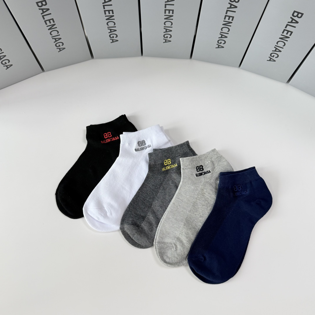 💛配包装 Balenciaga （巴黎世家）新款中短款刺绣堆堆袜袜子！一盒五双， 专柜同步筒款袜子，💛大牌出街，潮人必备