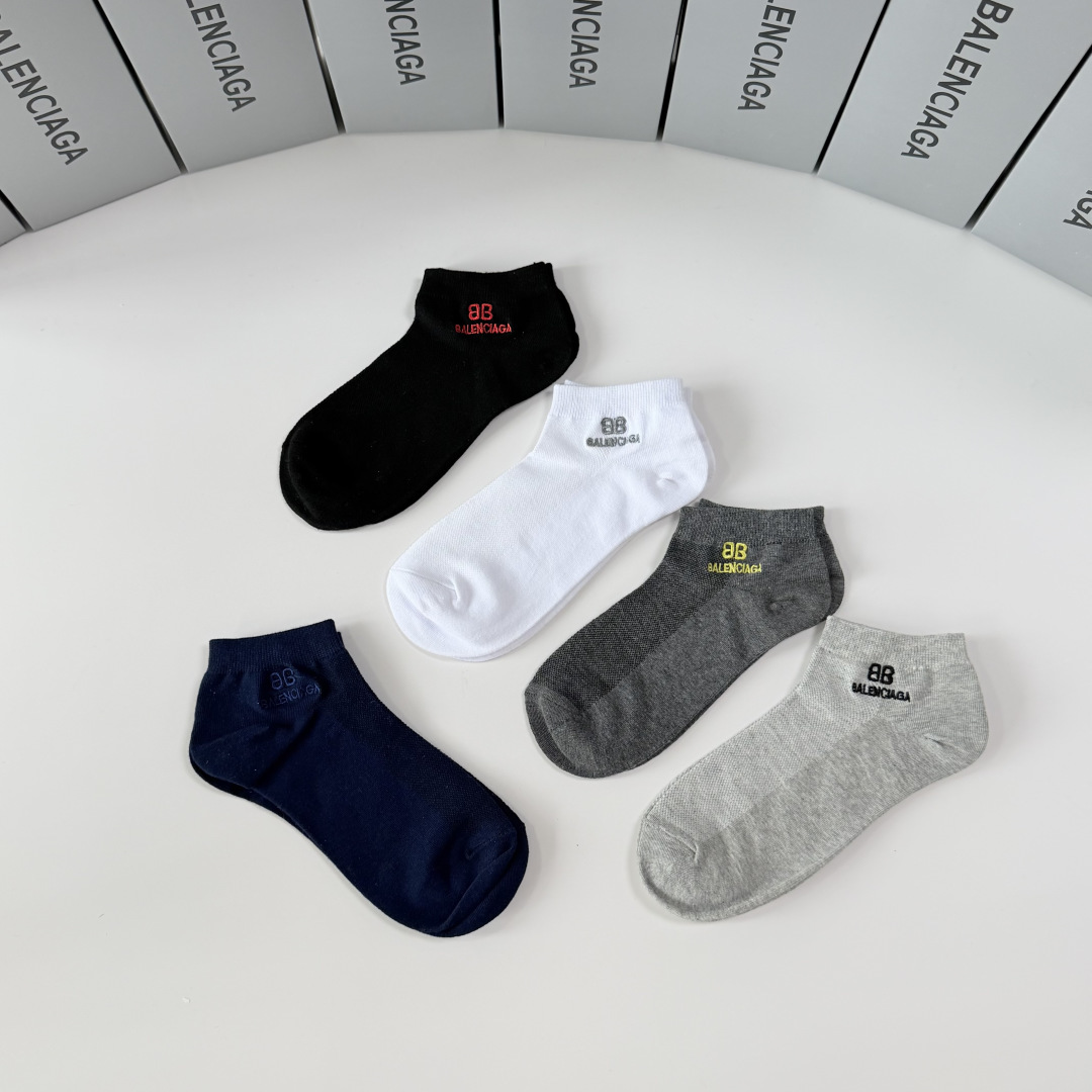 💛配包装 Balenciaga （巴黎世家）新款中短款刺绣堆堆袜袜子！一盒五双， 专柜同步筒款袜子，💛大牌出街，潮人必备