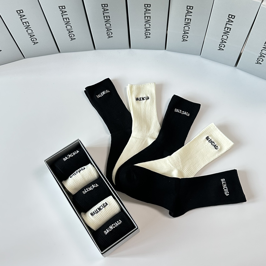 💛配专柜包装 Balenciaga （巴黎世家）新款中长款堆堆袜袜子！一盒五双，专柜同步筒袜袜子，💛大牌出街，潮人必备🔥