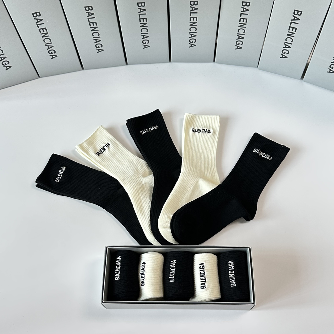 💛配专柜包装 Balenciaga （巴黎世家）新款中长款堆堆袜袜子！一盒五双，专柜同步筒袜袜子，💛大牌出街，潮人必备🔥