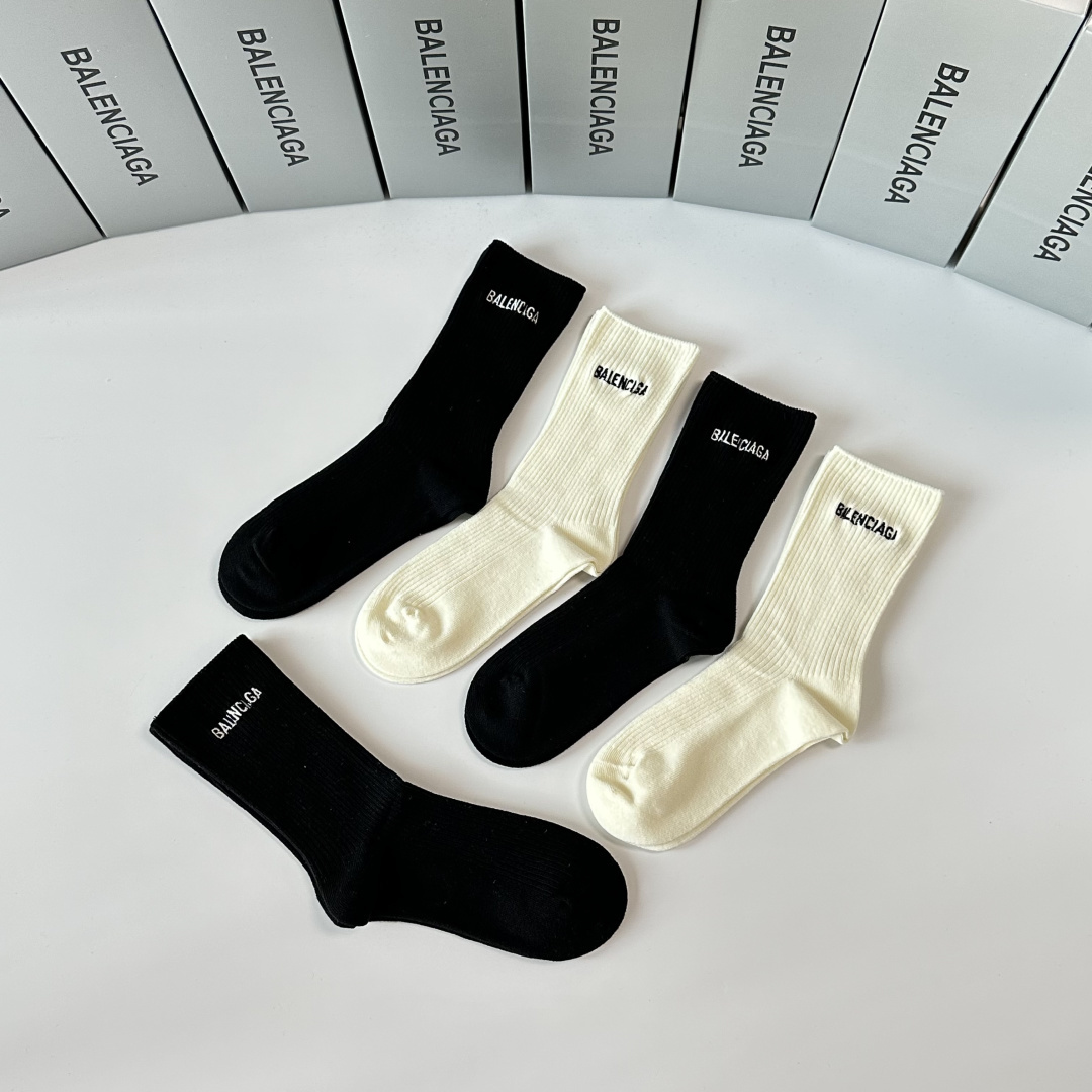💛配专柜包装 Balenciaga （巴黎世家）新款中长款堆堆袜袜子！一盒五双，专柜同步筒袜袜子，💛大牌出街，潮人必备🔥