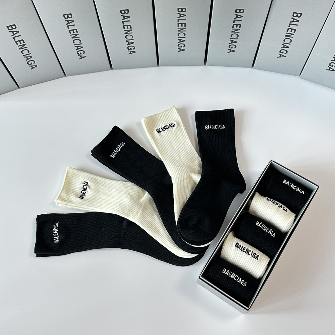 💛配专柜包装 Balenciaga （巴黎世家）新款中长款堆堆袜袜子！一盒五双，专柜同步筒袜袜子，💛大牌出街，潮人必备🔥