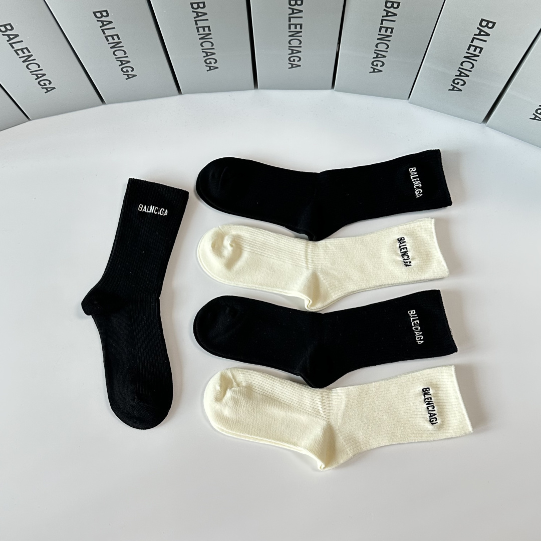 💛配专柜包装 Balenciaga （巴黎世家）新款中长款堆堆袜袜子！一盒五双，专柜同步筒袜袜子，💛大牌出街，潮人必备🔥