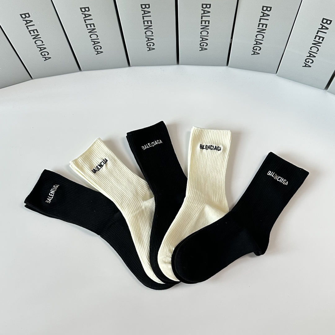 💛配专柜包装 Balenciaga （巴黎世家）新款中长款堆堆袜袜子！一盒五双，专柜同步筒袜袜子，💛大牌出街，潮人必备🔥