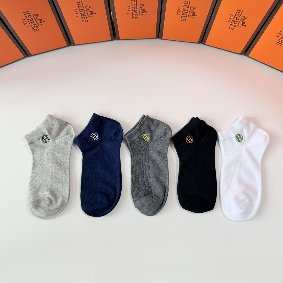 💛配包装 Hermes （爱马仕）新款刺绣中短款堆堆袜袜子！一盒五双， 专柜同步筒款袜子，💛大牌出街，潮人必备🔥超好搭