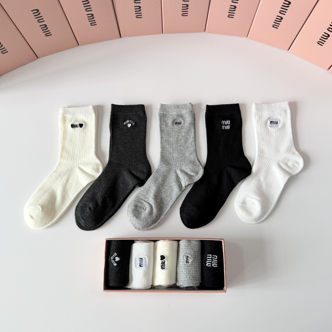 💛配专柜包装 MiuMiu（缪缪）新款刺绣中长款堆堆袜袜子！一盒五双，专柜同步筒袜袜子，💛大牌出街，潮人必备🔥超好搭