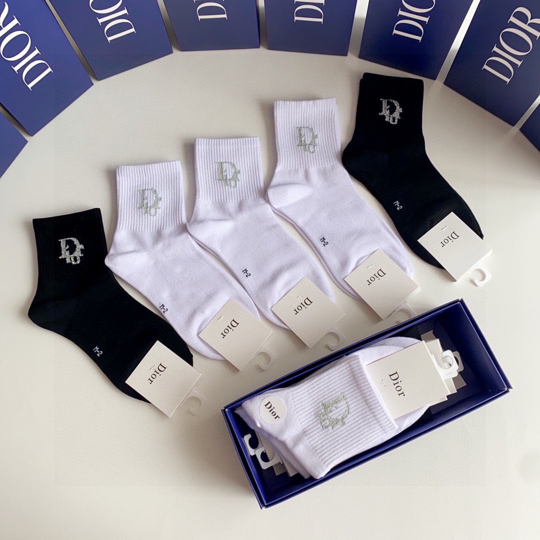 💛配包装 DIOR（迪奥）新款经典中长款堆堆袜袜子！一盒五双， 专柜同步筒款袜子，💛大牌出街，潮人必备🔥超好搭。