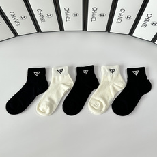 💛配专柜包装 Chanel(香奈儿)新款中短款堆堆袜袜子!一盒五双,专柜同步筒袜袜子,💛大牌出街,潮人必备🔥超好搭 💛配专柜包装 Chanel(香奈儿)新款中短款堆堆袜袜子!一盒五双,专柜同步筒袜袜子,💛大牌出街,潮人必备🔥超好搭