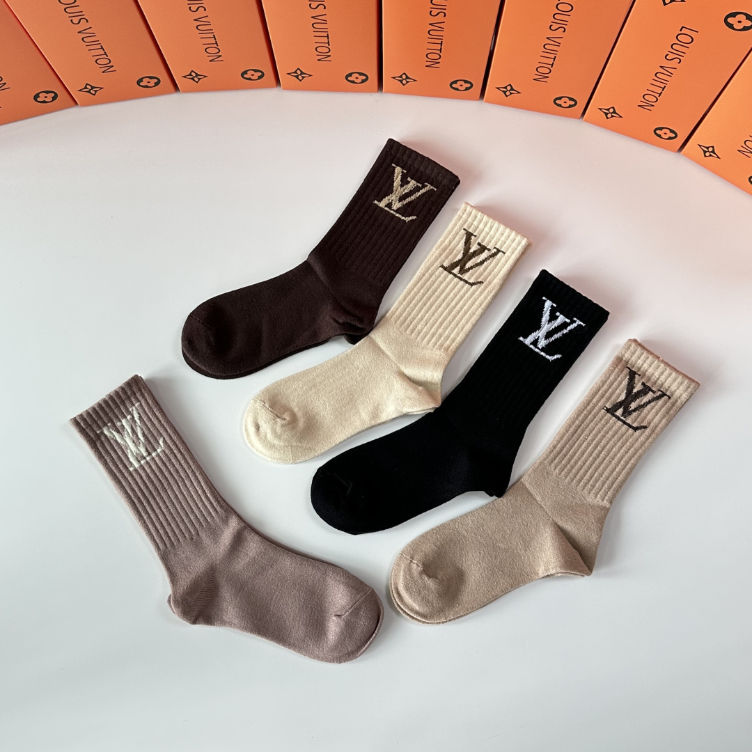 💛配专柜包装 LV（路易威登）新款羊毛中长款堆堆袜袜子！一盒五双，专柜同步筒袜袜子，💛大牌出街，潮人必备🔥超好搭