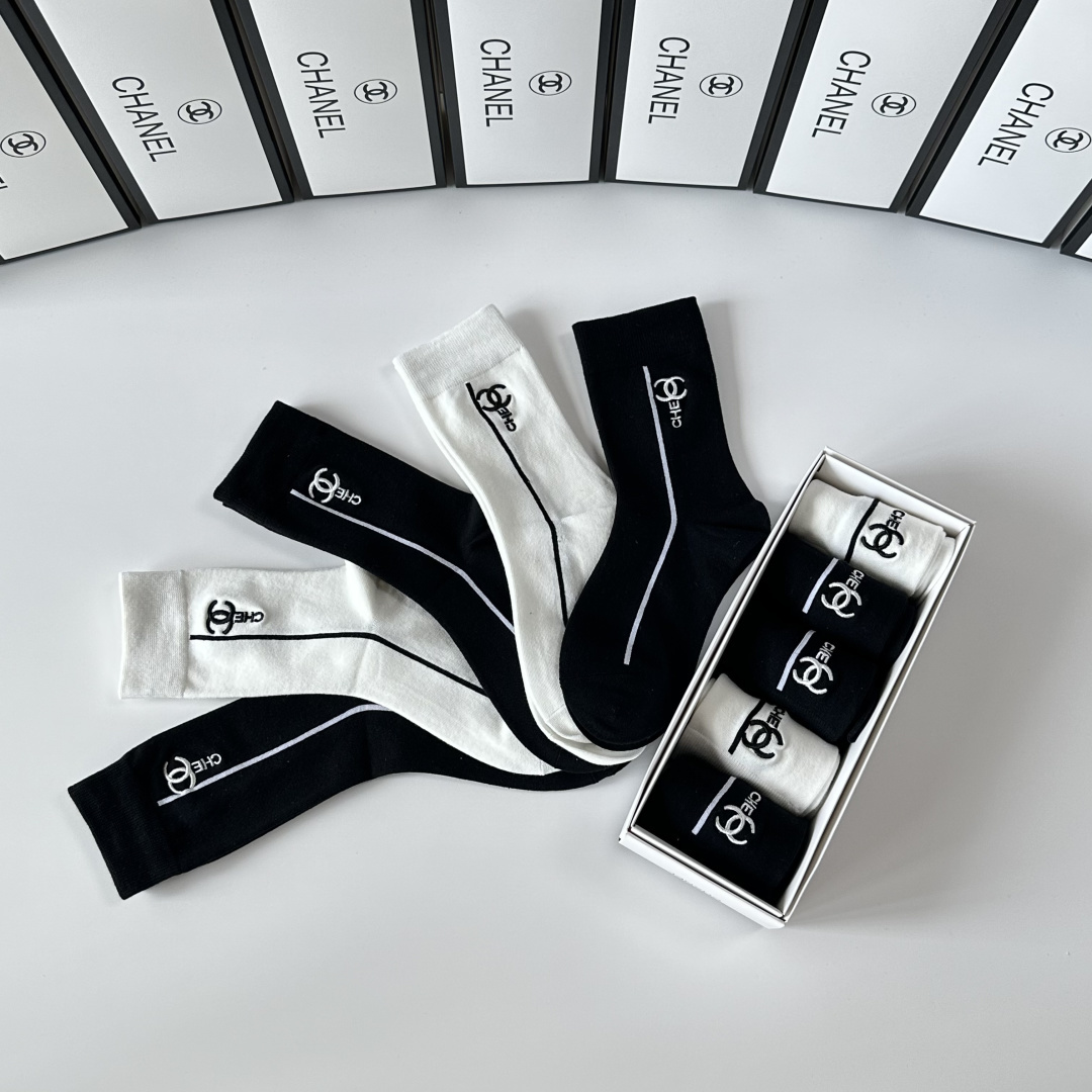 💛配专柜包装 Chanel（香奈儿）新款刺绣中长款堆堆袜袜子！一盒五双，专柜同步筒袜袜子，💛大牌出街，潮人必备🔥超好搭