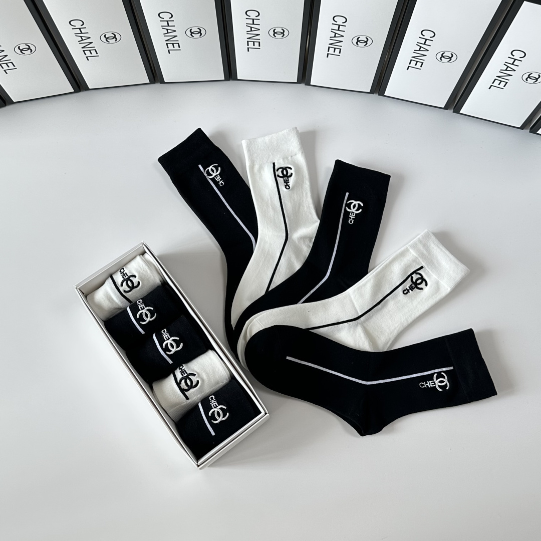 💛配专柜包装 Chanel（香奈儿）新款刺绣中长款堆堆袜袜子！一盒五双，专柜同步筒袜袜子，💛大牌出街，潮人必备🔥超好搭