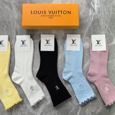 💛配专柜包装 LV(路易威登)最新双针中长筒刺绣款堆堆袜袜子!一盒五双,专柜同步筒袜袜子,💛大牌出街,潮人必备🔥超好搭 💛配专柜包装 LV(路易威登)最新双针中长筒刺绣款堆堆袜袜子!一盒五双,专柜同步筒袜袜子,💛大牌出街,潮人必备🔥超好搭