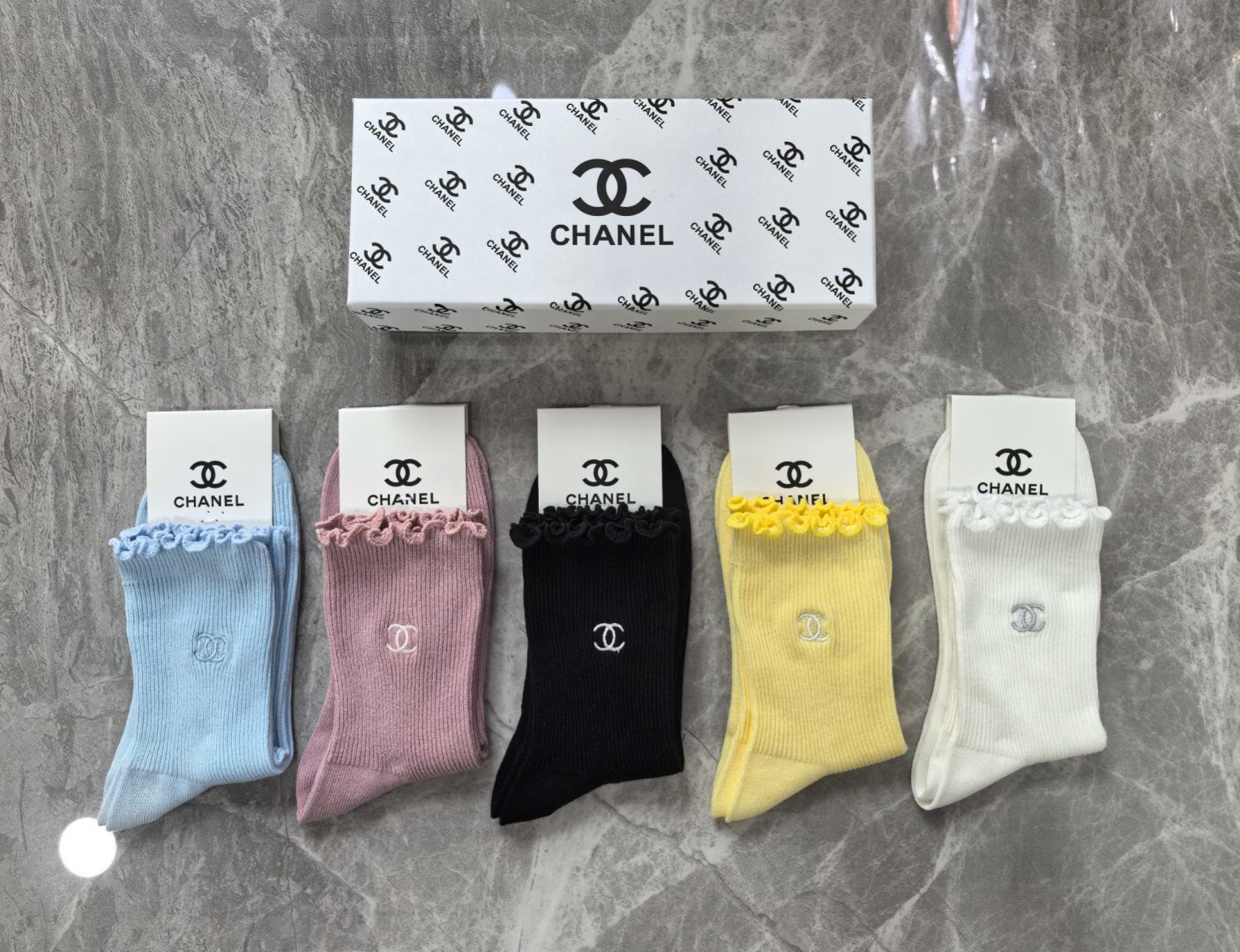 💛配专柜包装 CHANEL（香奈儿）最新双针中长筒刺绣款堆堆袜袜子！一盒五双，专柜同步筒袜袜子，💛大牌出街，潮人必备🔥超