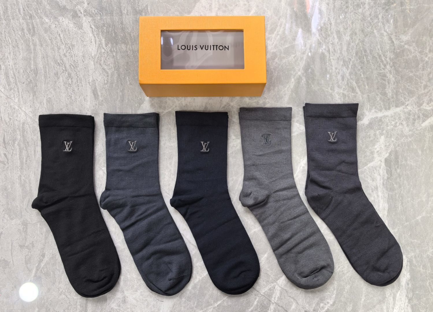 配包装 LV（路易威登）新款中长款羊绒刺绣款堆堆袜袜子！一盒五双， 专柜同步筒款袜子，💛大牌出街，潮人必备🔥超好搭