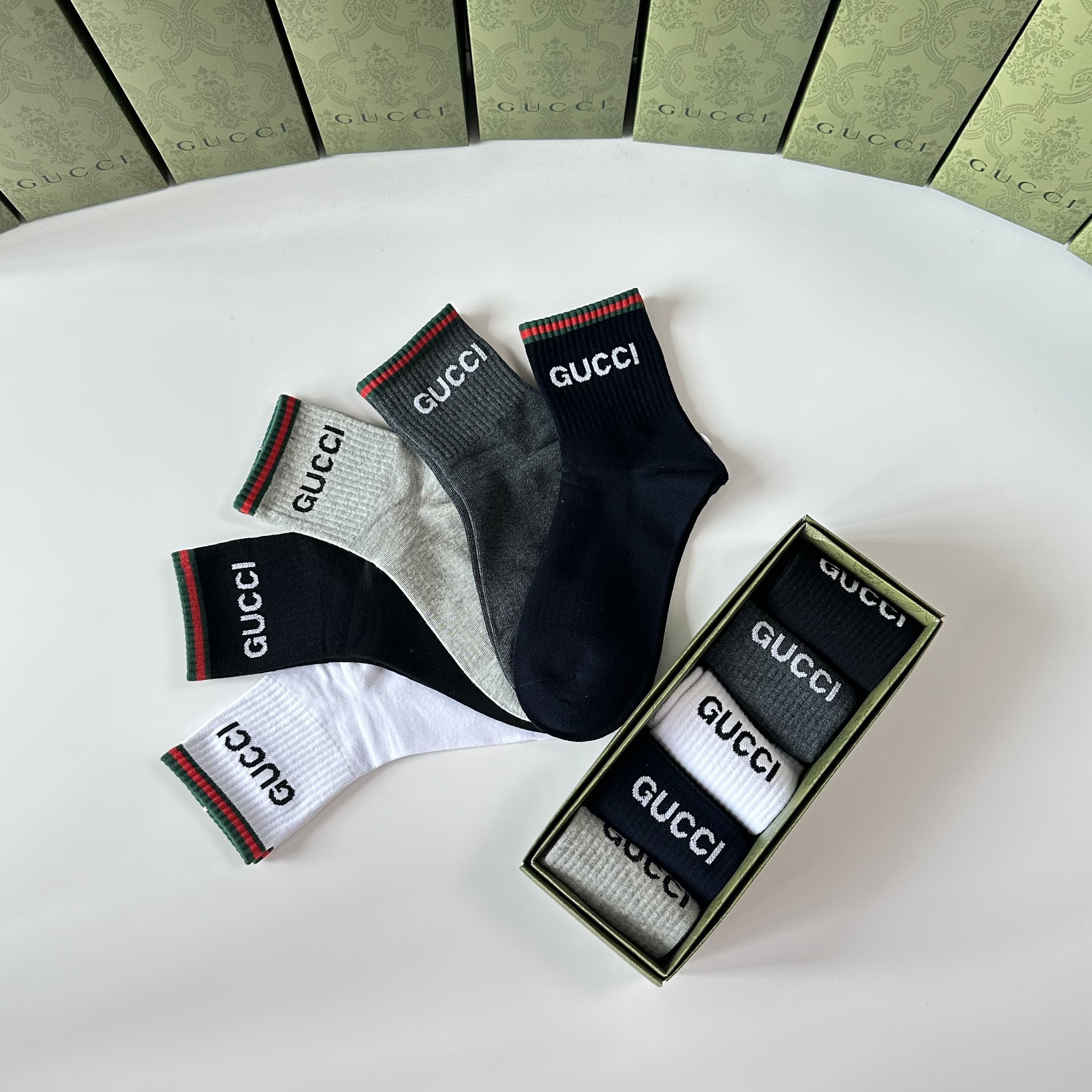 💛配专柜包装 Gucci（古驰）新款中长款堆堆袜袜子！一盒五双，专柜同步筒袜袜子，💛大牌出街，潮人必备🔥超好搭