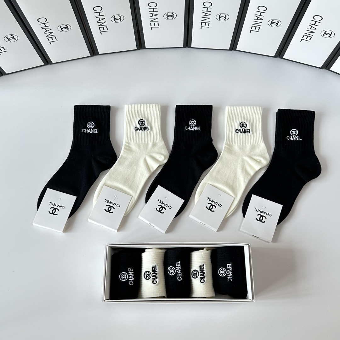 💛配专柜包装 Chanel（香奈儿）新款刺绣中长款堆堆袜袜子！一盒五双，专柜同步筒袜袜子，💛大牌出街，潮人必备🔥超好搭