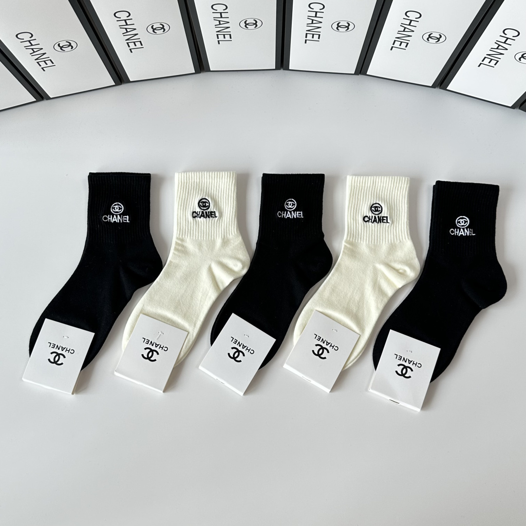 💛配专柜包装 Chanel（香奈儿）新款刺绣中长款堆堆袜袜子！一盒五双，专柜同步筒袜袜子，💛大牌出街，潮人必备🔥超好搭