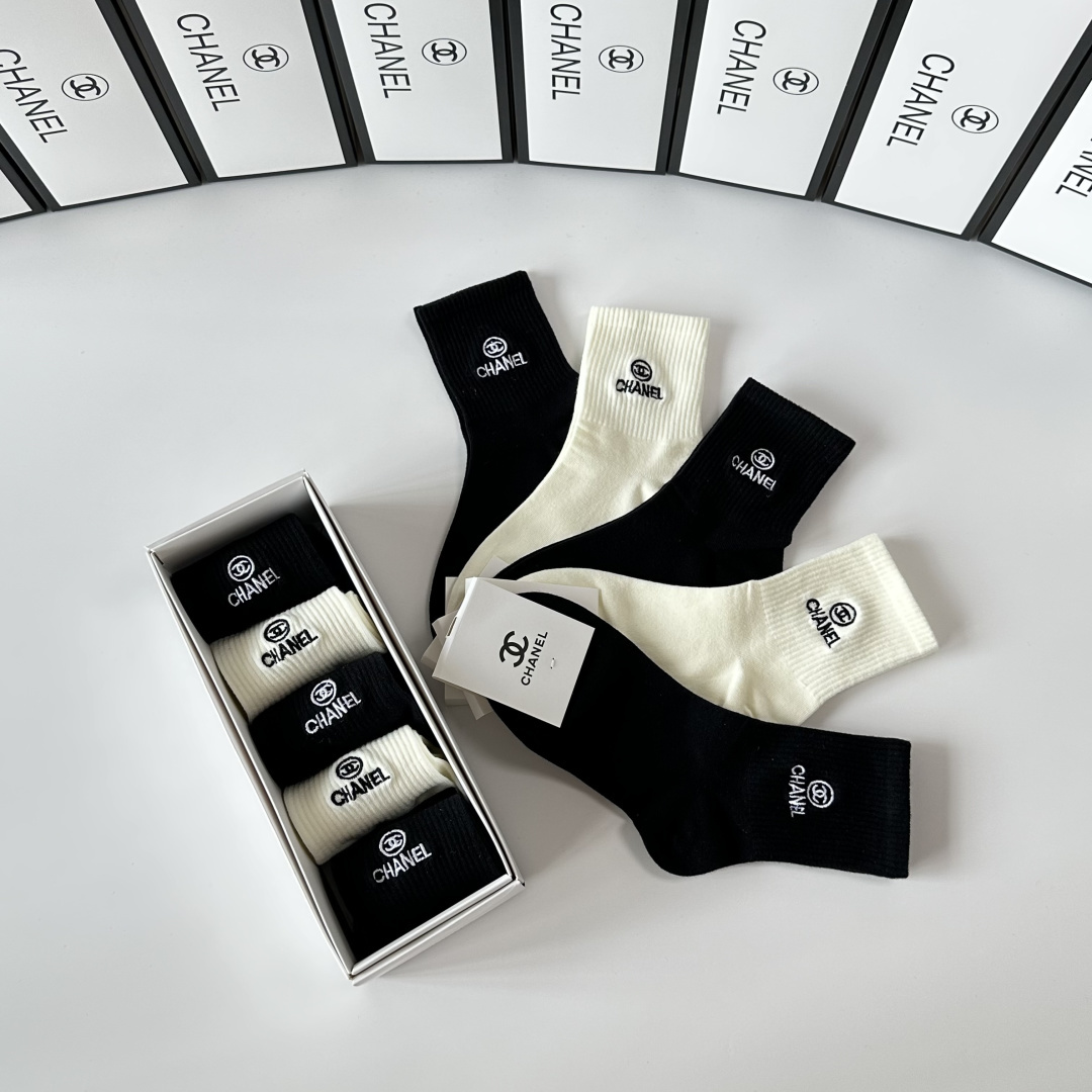 💛配专柜包装 Chanel（香奈儿）新款刺绣中长款堆堆袜袜子！一盒五双，专柜同步筒袜袜子，💛大牌出街，潮人必备🔥超好搭