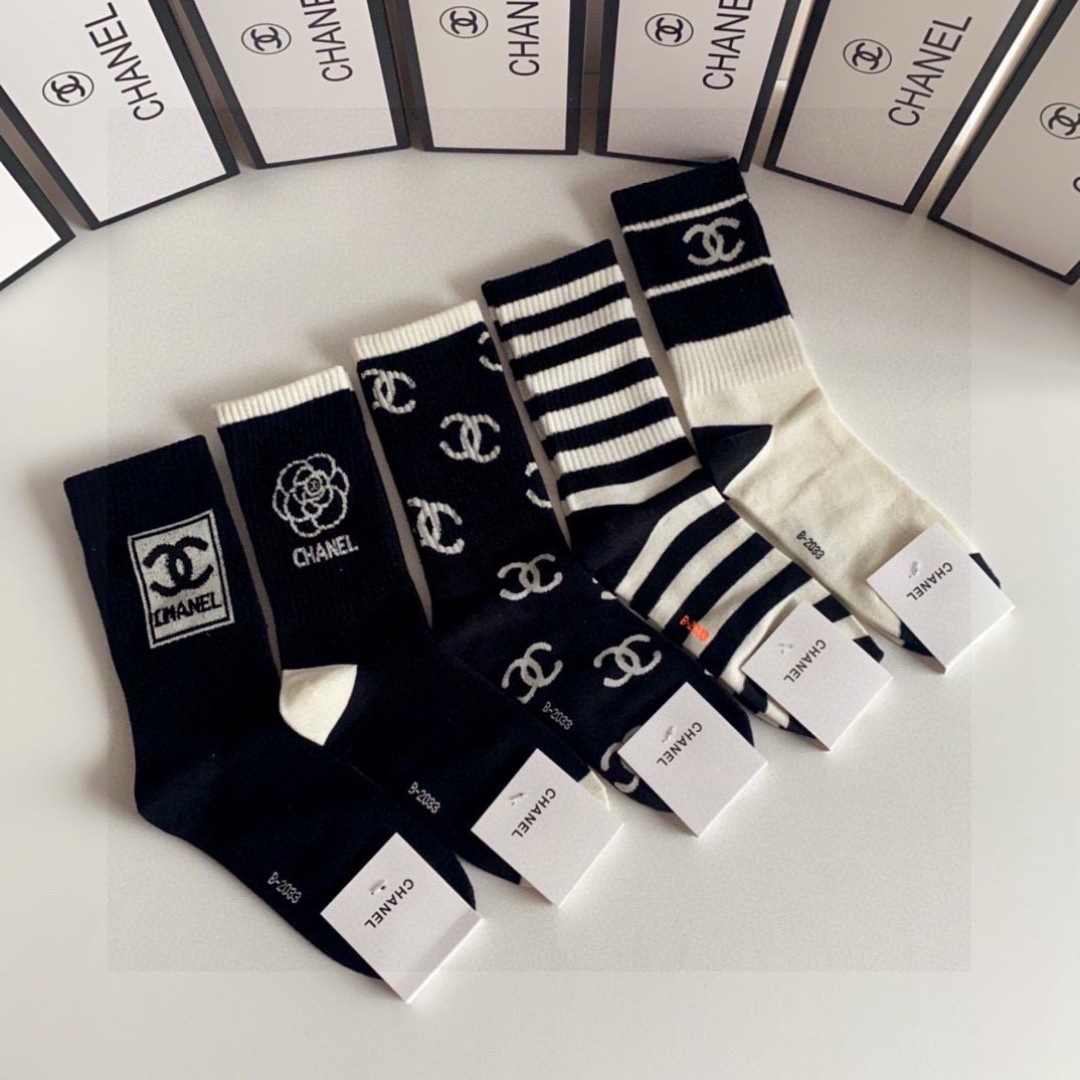 💛配包装 Chanel（香奈儿）新款中长款堆堆袜袜子！一盒五双， 专柜同步筒款袜子，💛大牌出街，潮人必备🔥超好搭