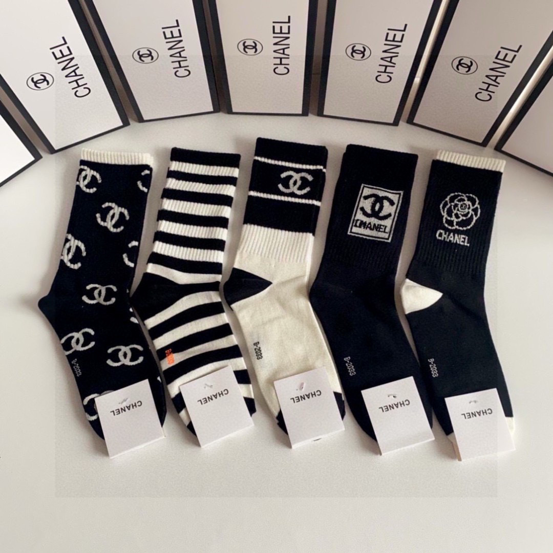 💛配包装 Chanel（香奈儿）新款中长款堆堆袜袜子！一盒五双， 专柜同步筒款袜子，💛大牌出街，潮人必备🔥超好搭