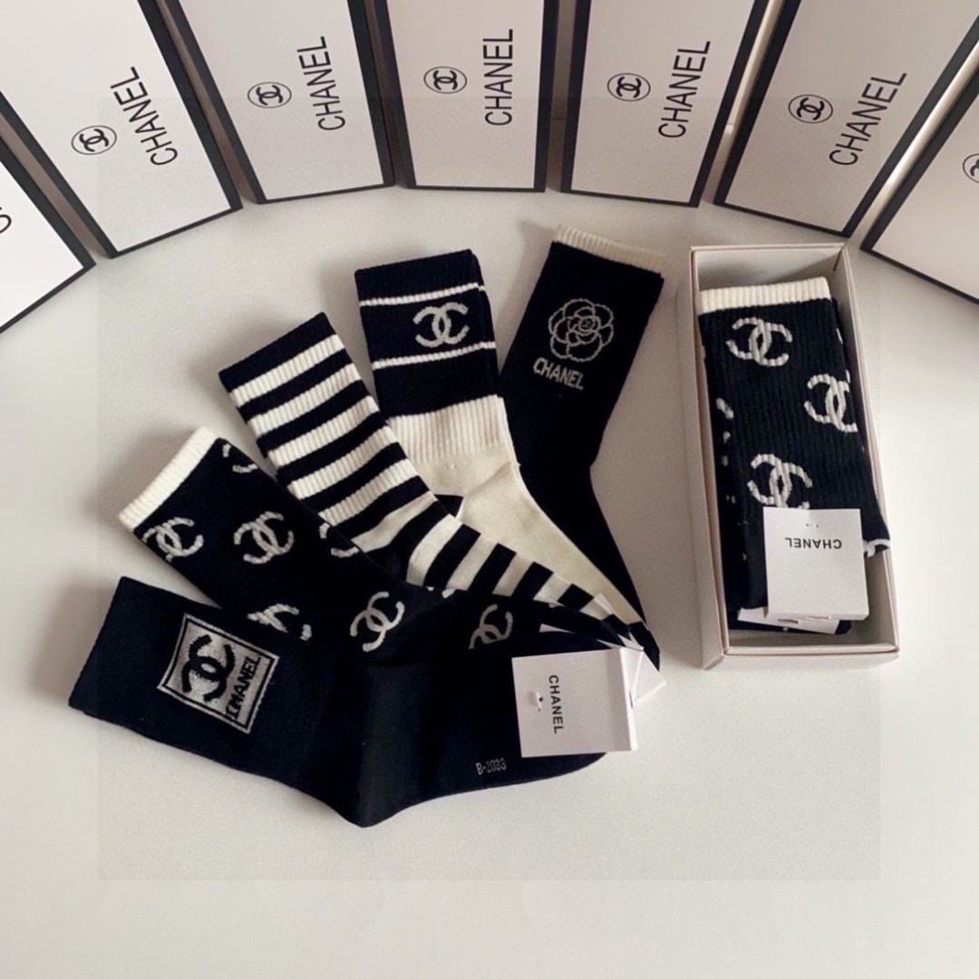 💛配包装 Chanel（香奈儿）新款中长款堆堆袜袜子！一盒五双， 专柜同步筒款袜子，💛大牌出街，潮人必备🔥超好搭