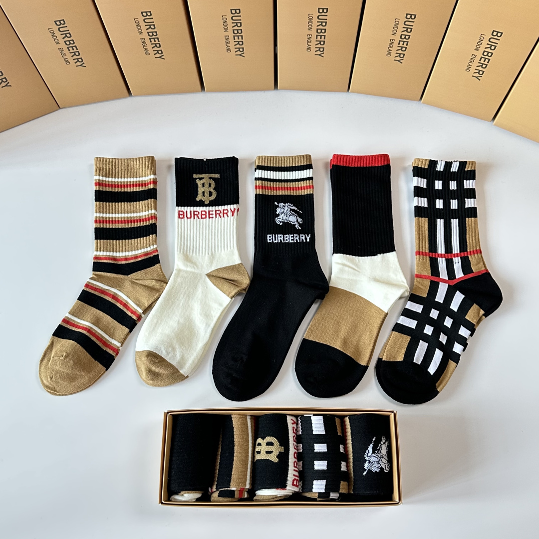 💛配包装 Burberry （巴宝莉）新款中长款堆堆袜袜子！一盒五双， 专柜同步筒款袜子，💛大牌出街，潮人必备🔥超好搭
