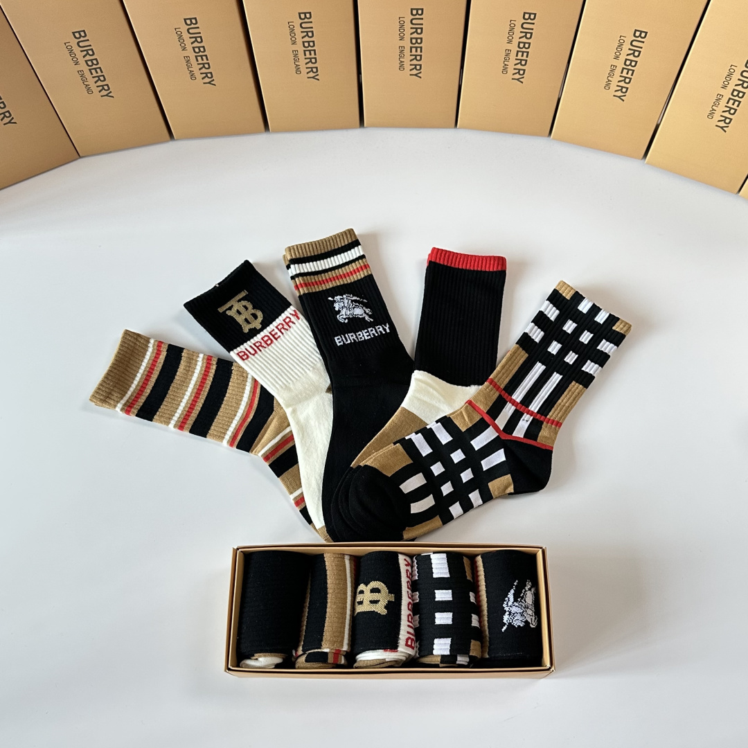 💛配包装 Burberry （巴宝莉）新款中长款堆堆袜袜子！一盒五双， 专柜同步筒款袜子，💛大牌出街，潮人必备🔥超好搭
