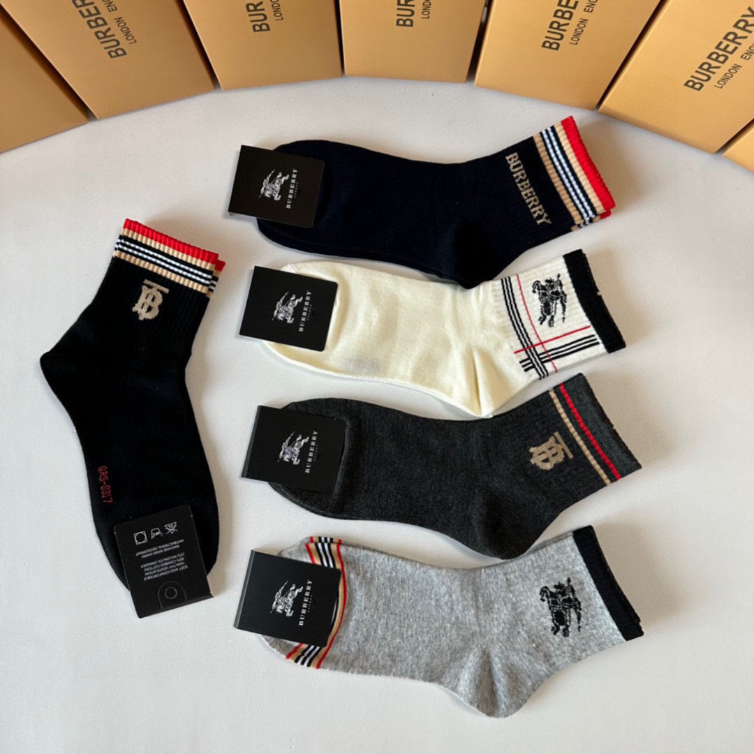 💛配专柜包装 Burberry （巴宝莉）新款中长款堆堆袜袜子！一盒五双，专柜同步筒袜袜子，大牌出街，潮人必备🔥超好搭