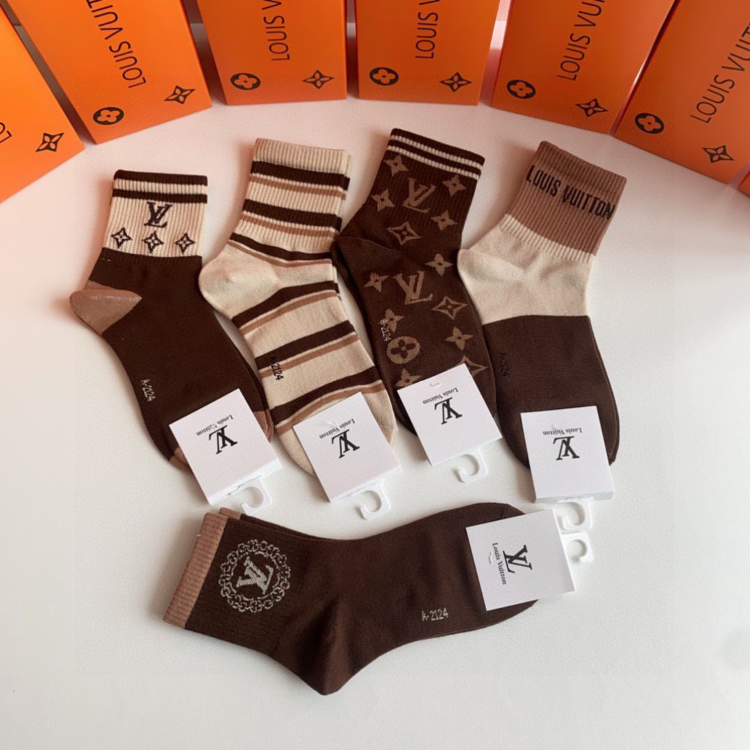 💛配专柜包装 LV（路易威登）新款中长筒堆堆袜袜子！一盒五双，专柜同步筒袜袜子，💛大牌出街，潮人必备🔥超好搭